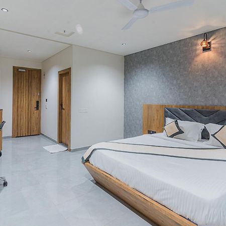Hotel The Grand Heaven Гандинагар Екстериор снимка