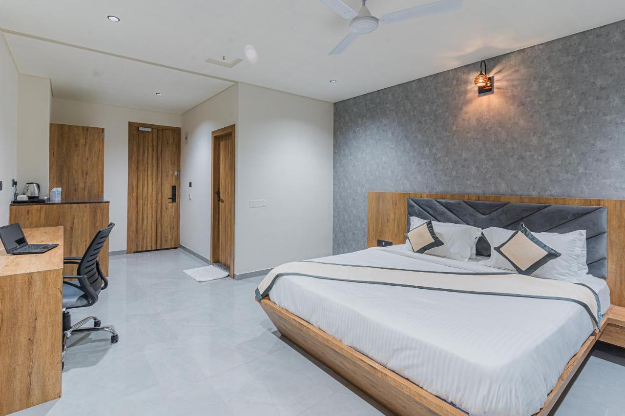 Hotel The Grand Heaven Гандинагар Екстериор снимка