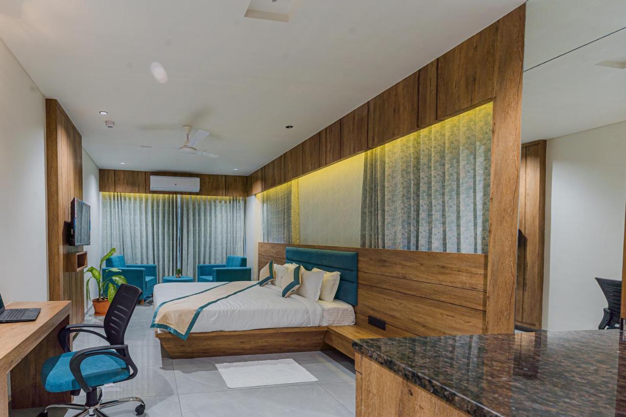 Hotel The Grand Heaven Гандинагар Екстериор снимка