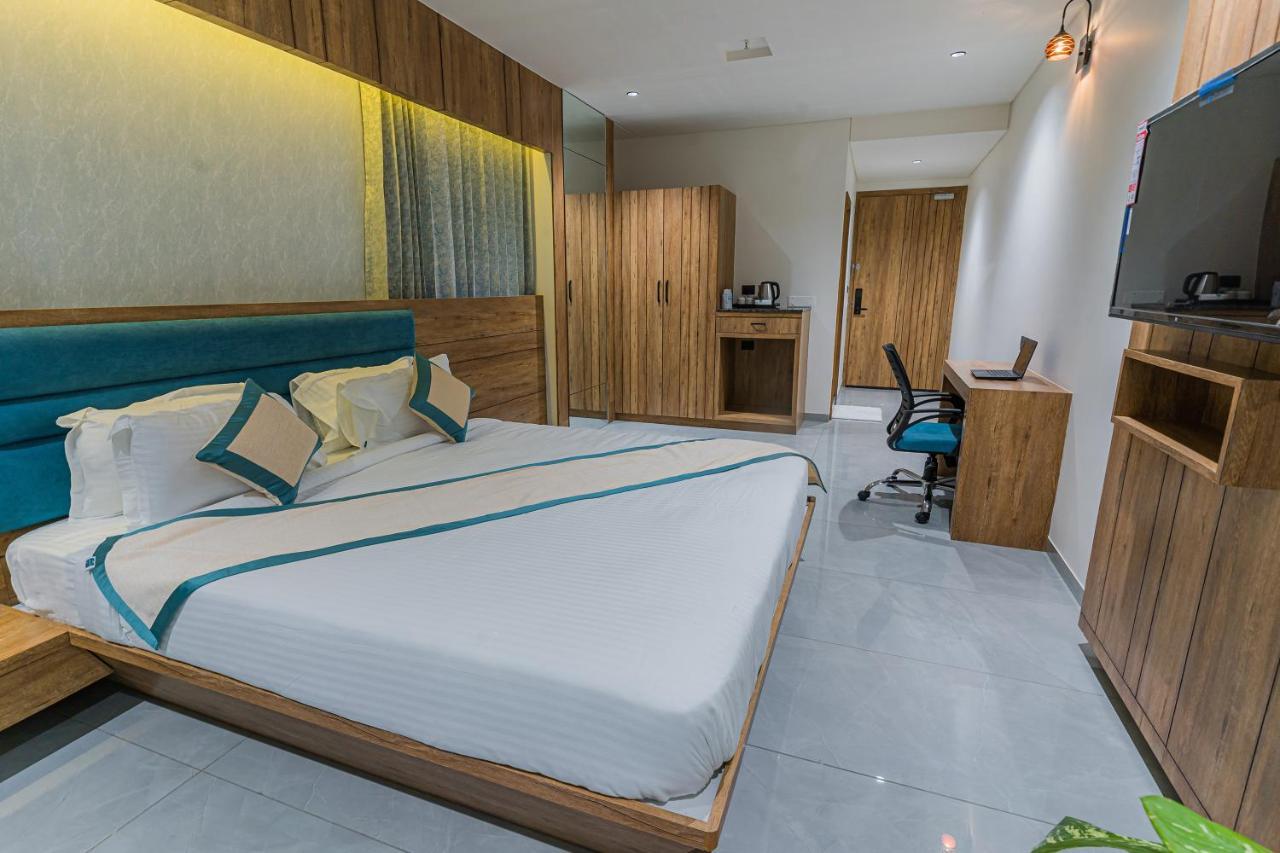 Hotel The Grand Heaven Гандинагар Екстериор снимка