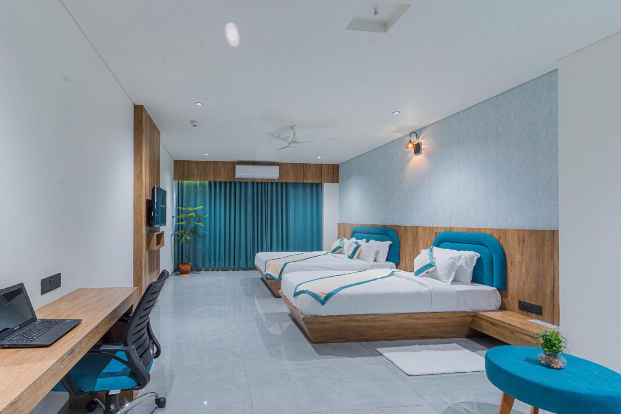 Hotel The Grand Heaven Гандинагар Екстериор снимка