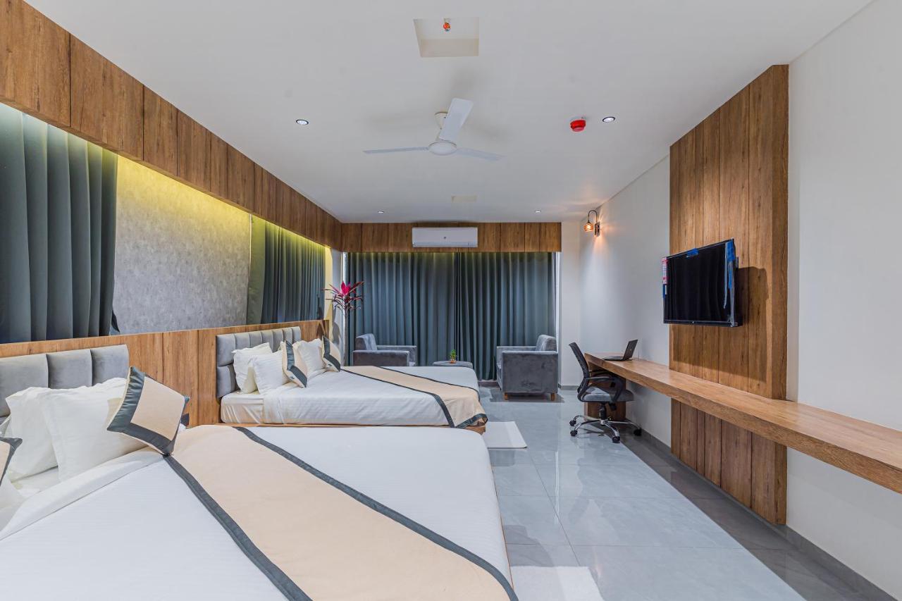 Hotel The Grand Heaven Гандинагар Екстериор снимка