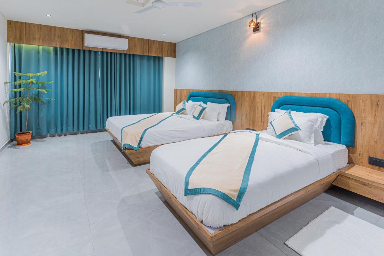Hotel The Grand Heaven Гандинагар Екстериор снимка