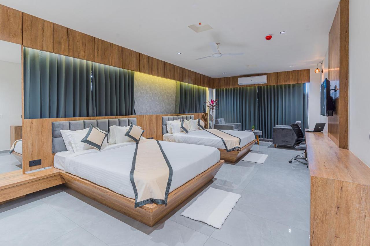 Hotel The Grand Heaven Гандинагар Екстериор снимка